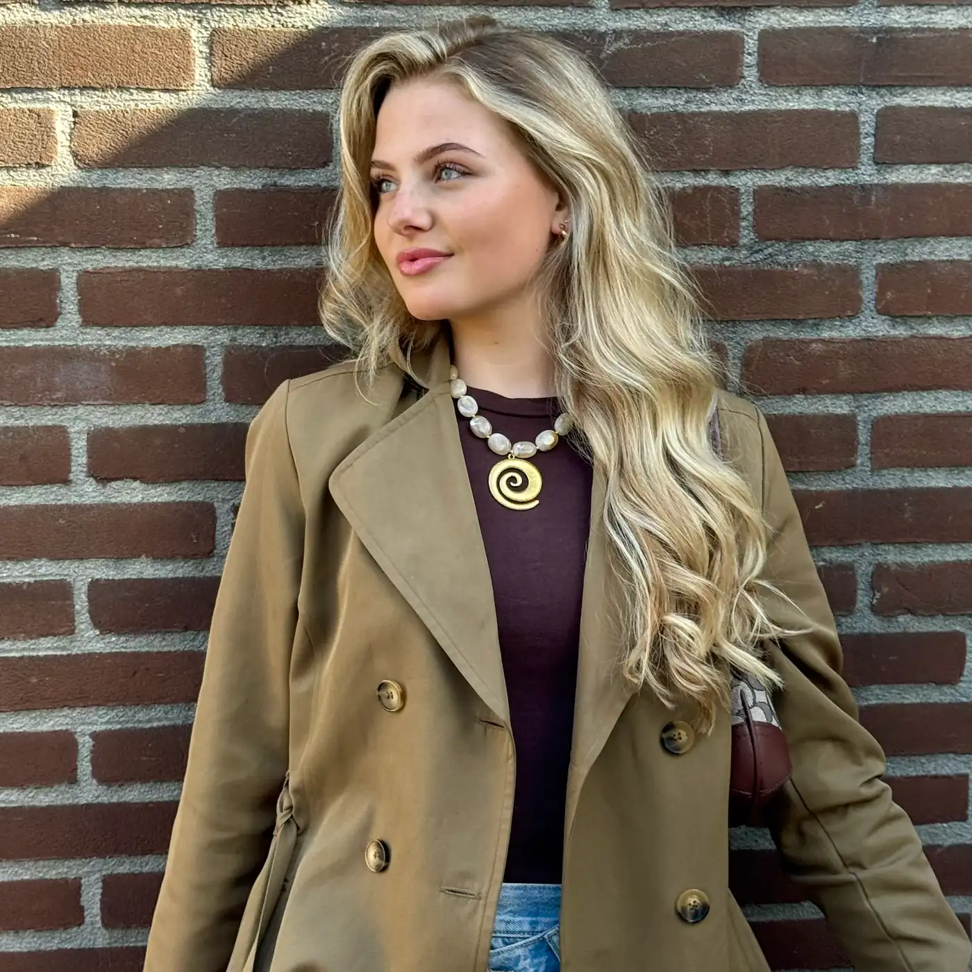 Model draagt stainless steel handgemaakte sieraden van Felisa