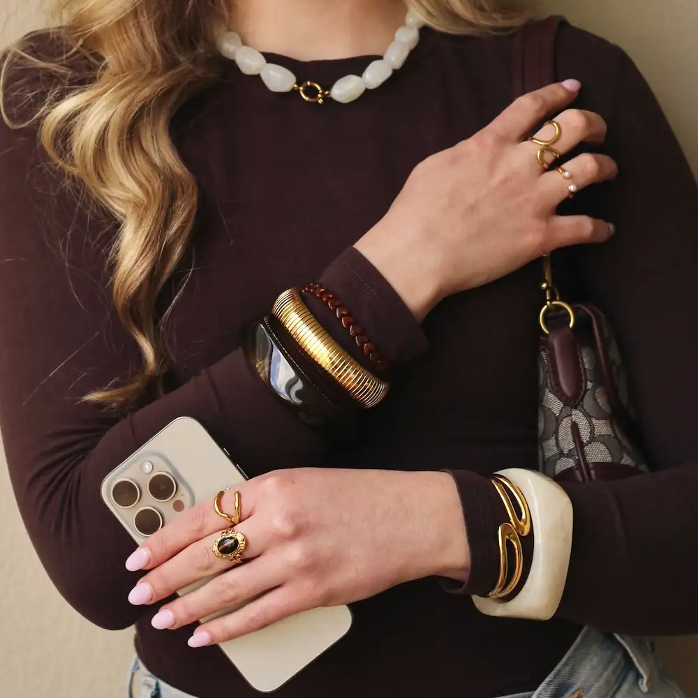 Lifestyle foto met armbanden en ringen gemaakt van stainless steel