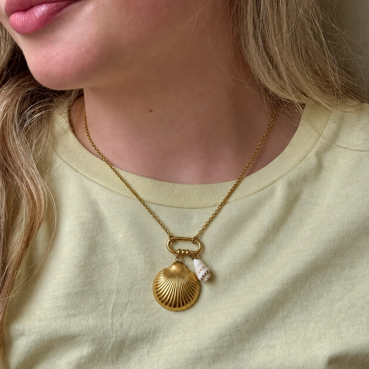 model met minimaltische sieraden